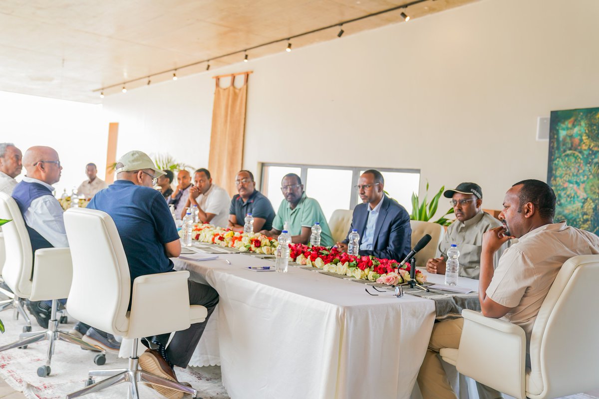 ebczena's tweet photo. የፌዴራል መንግሥት እና የህወሓት የሰላም ስምምነት ኮሚቴ አባላት ጠቅላይ ሚኒስትር ዐቢይ አሕመድ በተገኙበት ለመጀመሪያ ጊዜ ተገናኙ https://t.co/q3Yhpn2i2D