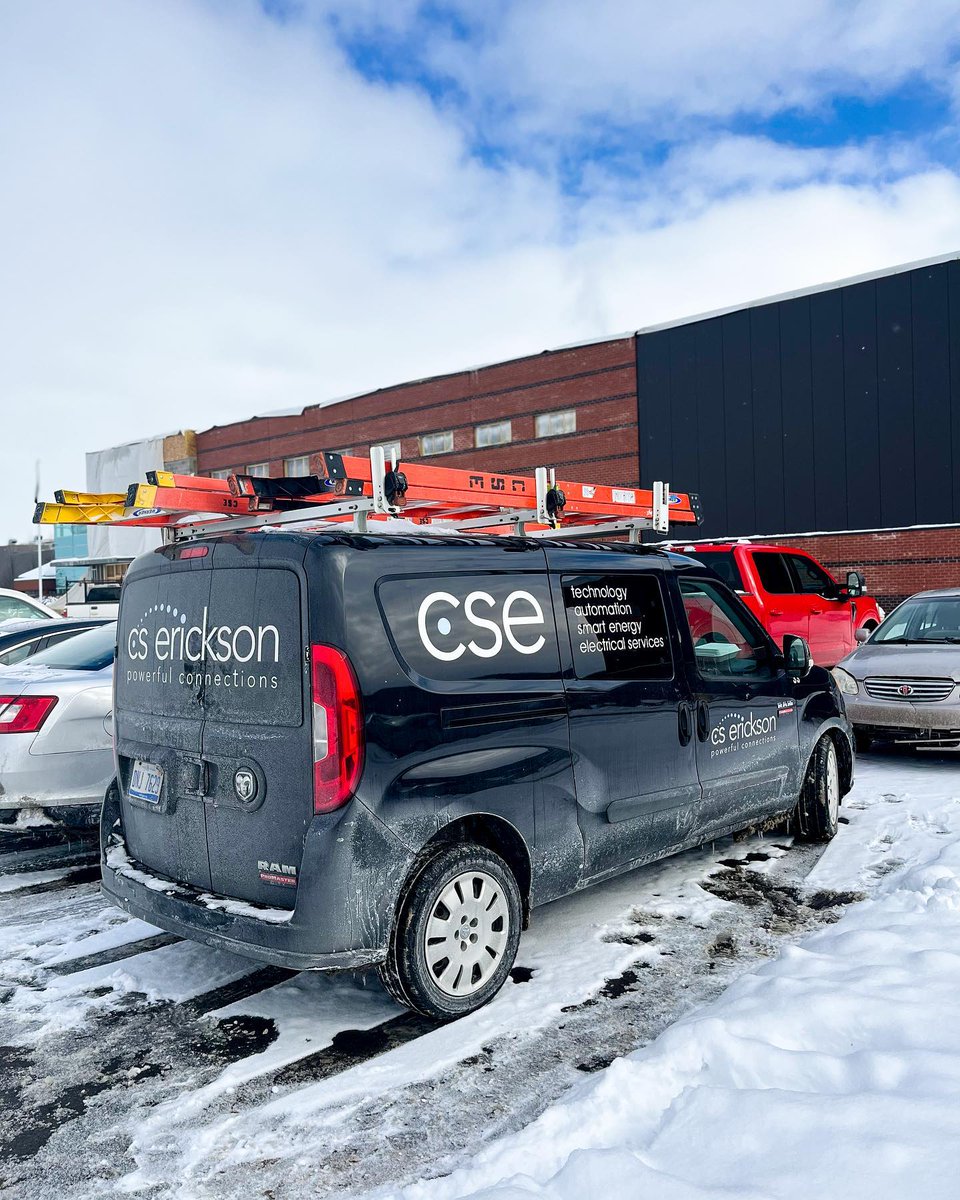 CS_Erickson's tweet photo. High Tech • High Bandwidth • Highly Trained 🦺

Our data techs are on site installing multiple 72 strand fiber optic cables for Gentex in Zeeland, MI! https://t.co/UW5LgJZLje