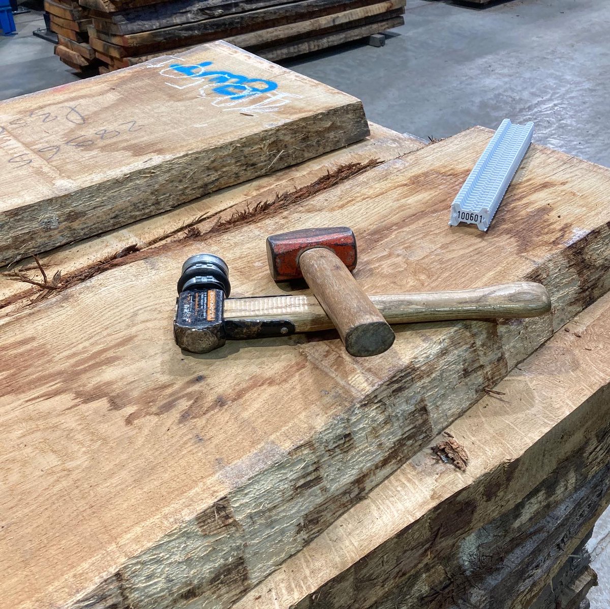 cockingsawmills's tweet photo. It's said that change is destructive. It breaks things. Hands on #workwithwood transforming 80mm Oak boule to board is backbreaking. Enter stage right... the #Joulin vacuum lift. Change. From 6 boules a day to 6 boules an hour. Whatever we broke, from now on it won't be our backs https://t.co/1CDIOF1Ssq