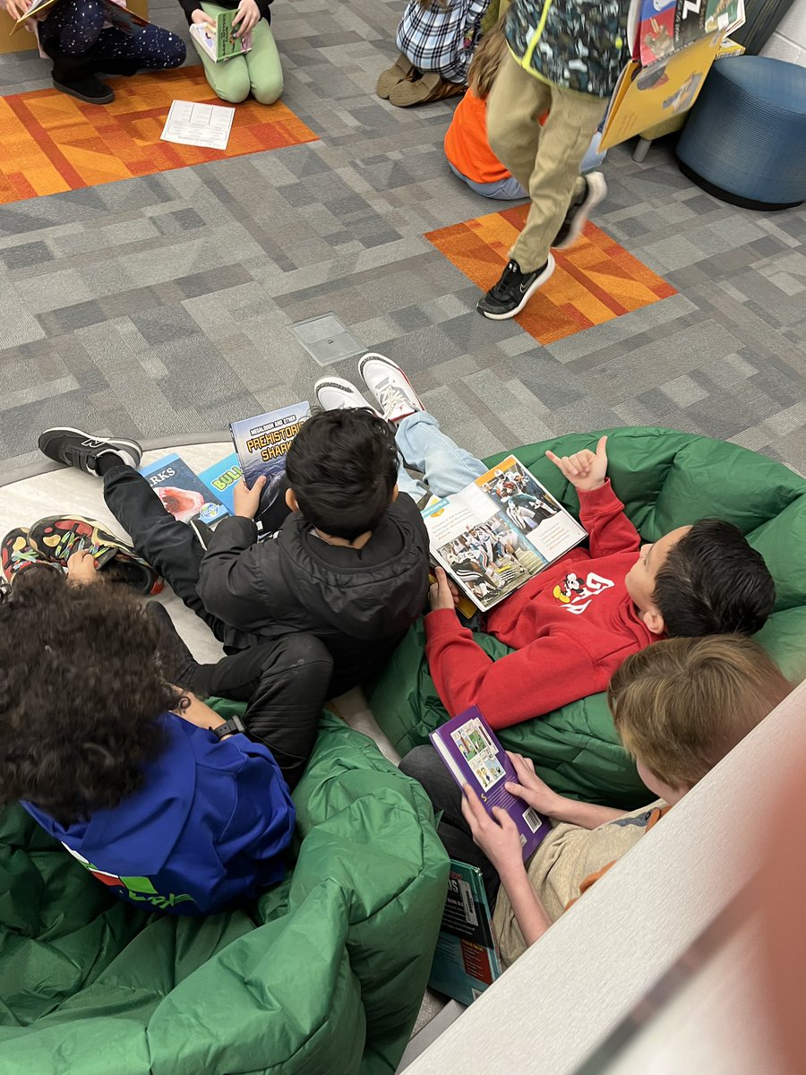 Mgolles_library's tweet photo. Love seeing Gators loving to read!! 📚💚🧡@GESGATOR https://t.co/Q9OncUFFL0