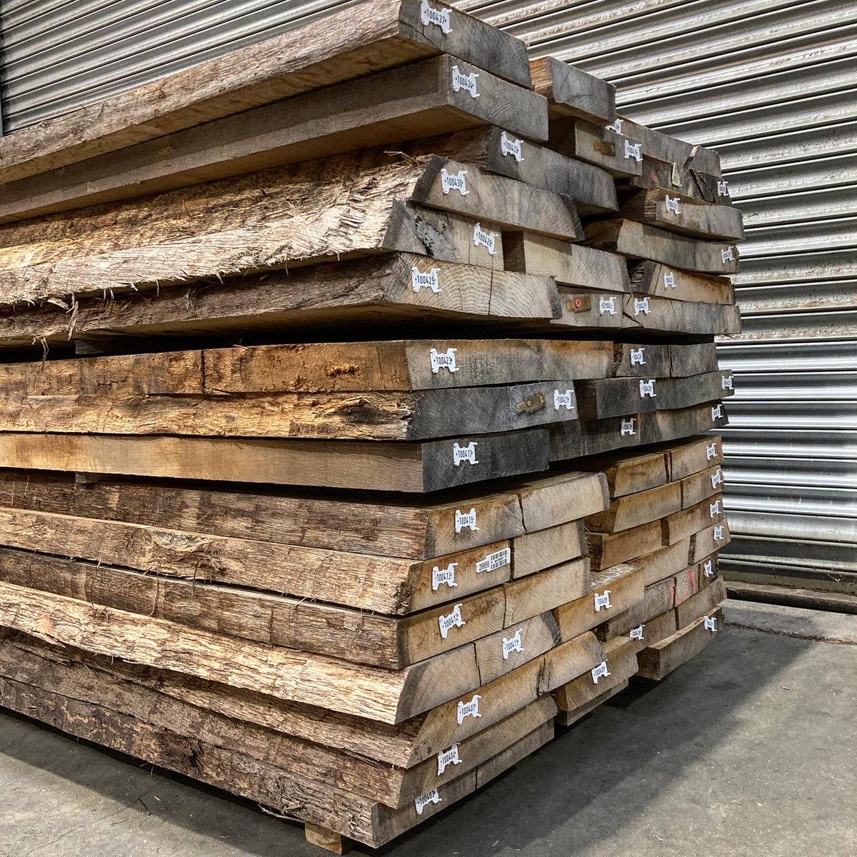 cockingsawmills's tweet photo. It's said that change is destructive. It breaks things. Hands on #workwithwood transforming 80mm Oak boule to board is backbreaking. Enter stage right... the #Joulin vacuum lift. Change. From 6 boules a day to 6 boules an hour. Whatever we broke, from now on it won't be our backs https://t.co/1CDIOF1Ssq