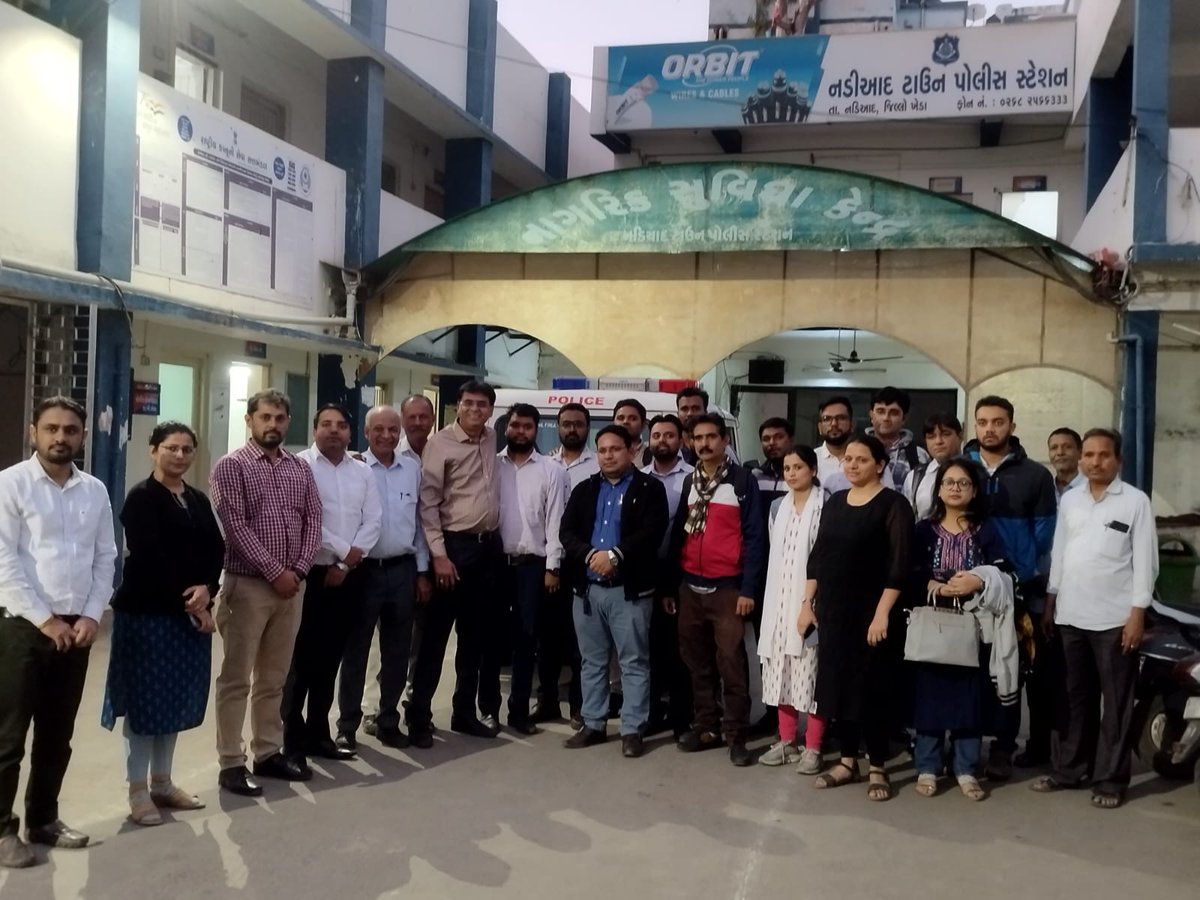 alashshukla's tweet photo. Until you arent united..
You cant win against wrong.

Kudos to #BOI Nadiad staff for standing together in this.
And thanks to union leaders too.

But its high time @DFS_India should step in and react. 🙏 https://t.co/XNjdypFt3N