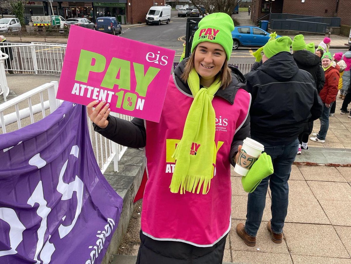Pay AtTENtion to this sea of pink and green 💗💚 Day 3 of SLC strikes today 💪🏼 <a href="/EISUnion/">EIS</a> <a href="/SouthLanark_EIS/">SouthLanarkEIS</a>