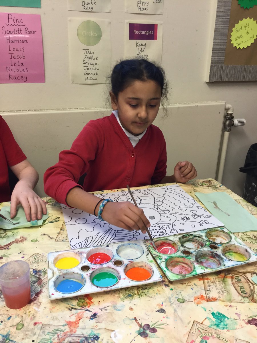 HarlechYear5's tweet photo. Working hard on our Romero Britto artwork! Cant wait to see the final piece #RomeroBritto #Enterprisingcreativecontributors @LlanmartinPrim https://t.co/900gEQBi6k