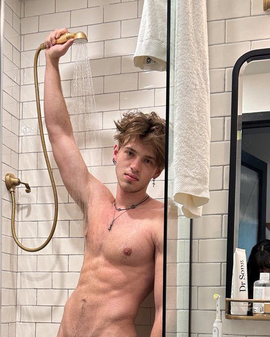 Birthday shower in my birthday suit 🥳 https://t.co/4A8ompGOrH