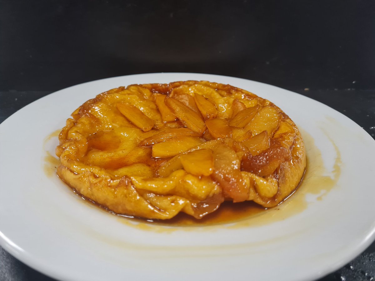 MrsJamesKitchen's tweet photo. @Foodafactoflife @RoySocChem @ifstnews 10FPN @Whitefield_NW2 continuing to learn the difference between #dextrinisation & #caramelisation with delicous #tartetatin #foodscience through practical application https://t.co/08THlxw6O7