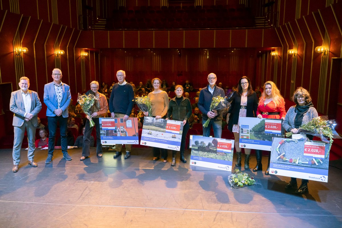 Vijf winnaars van de LF2028-prijs kregen gisteravond de bijbehorende cheque uitgereikt op de grote IMF-jûn door <a href="/fnpkf/">Klaas Fokkinga</a> . Een feestelijke avond waarop Fryske vrijwilliger centraal stond. Lokwinske! 👉streekwurk.frl/uitreiking-lf2…