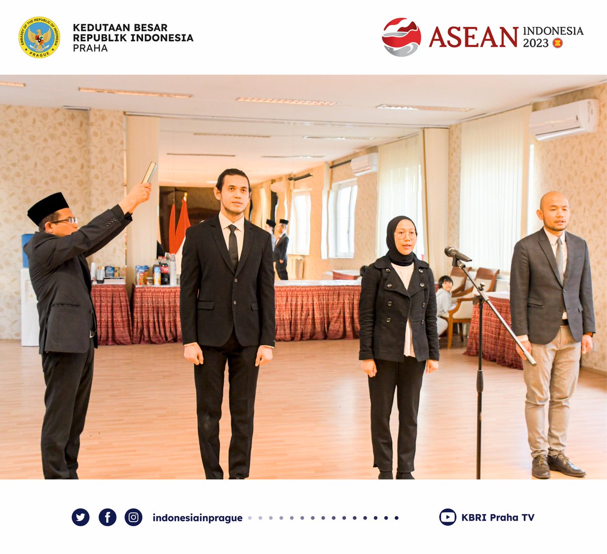IndonesiaInPrag's tweet image. Selamat kepada para anggota PPLN untuk Pemilihan Umum Tahun 2024 di Perwakilan RI untuk Republik Ceko yang telah dilantik (2/2), semoga amanah!

1. Robert Saputra
2. Ayu Nurdiyani
3. Boggey Novendra Susatmoko

#ppln #PemiluSerentak2024