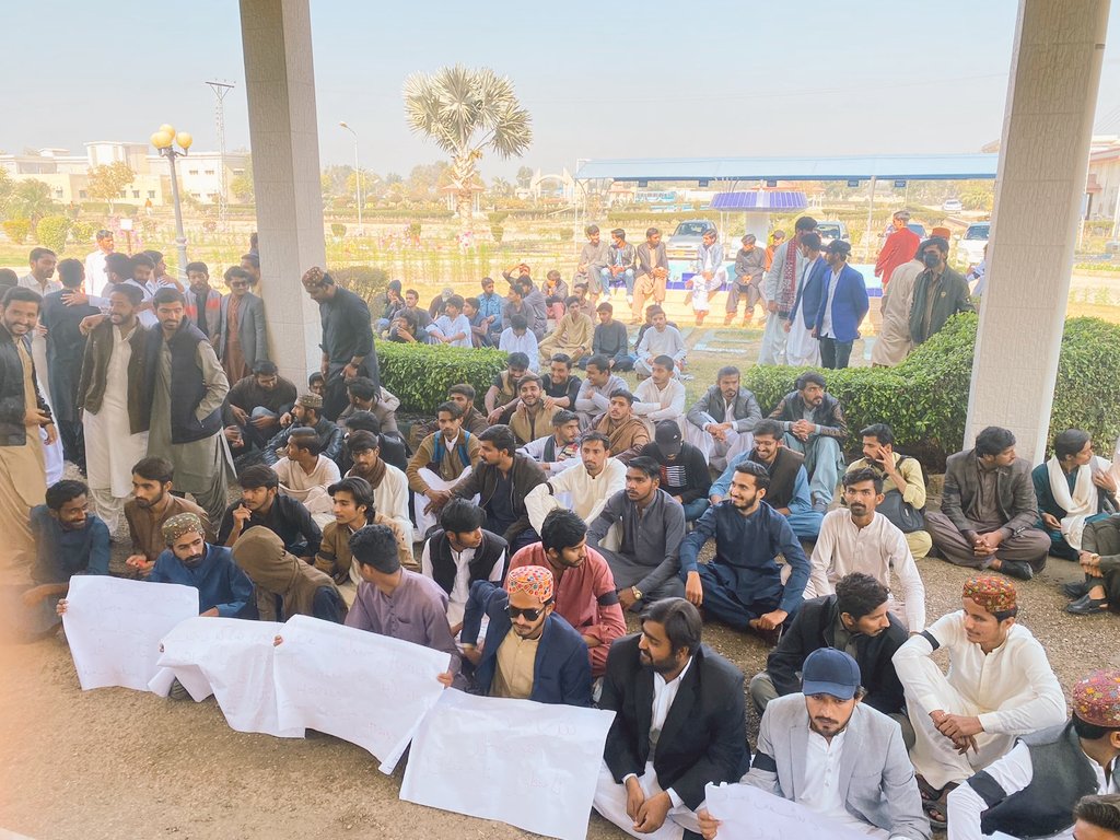 alamdarnaqvi5's tweet photo. our demands are simple but vice chancellor's ego is more then students.
#QuestStudentsWantsJustice https://t.co/u8VXhZKXSC