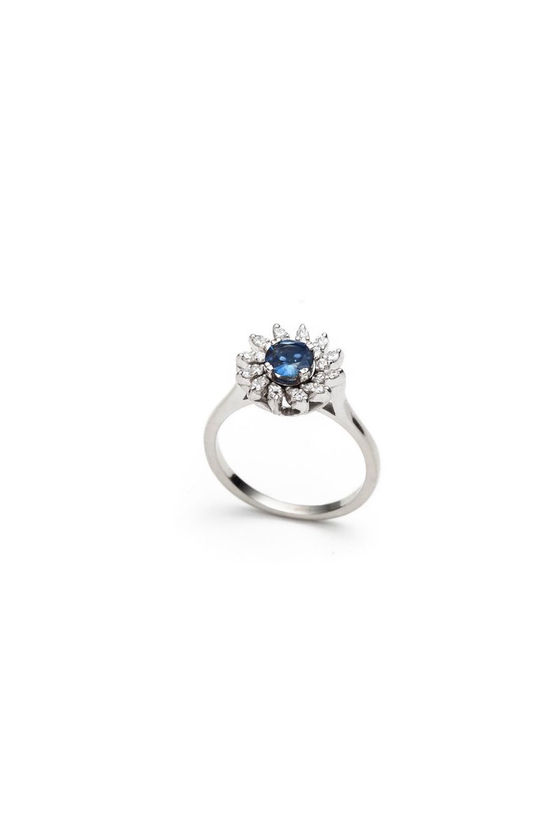 800studio's tweet photo. The perfect V-day gift is right in front of you 😻 💕 #ValentinesDay #vintagefinejewelry https://t.co/Lnny31NvDu https://t.co/5nxLmr1bsF