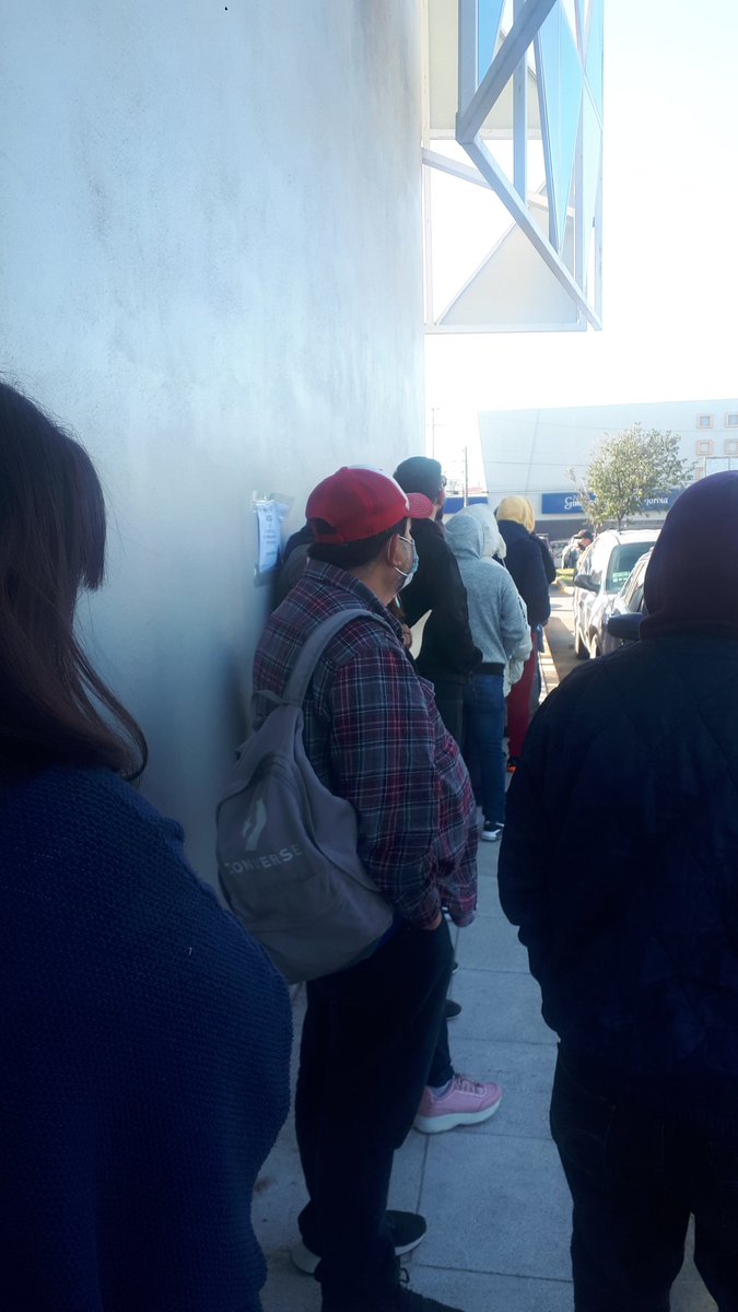 atayde777's tweet photo. Llevamos hora y media formado y no avanza nada la fila y eso que solo es recoger engomado para los que pagamos en línea 😡😡😡
@ReynosaGobierno @FISCALREYNOSA https://t.co/jYvKUvp7pZ