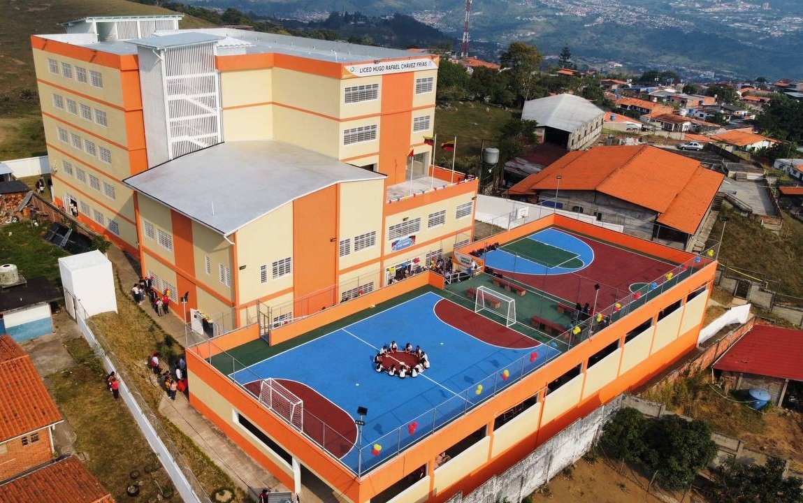 _LaAvanzadora's tweet photo. ¡Las Bricomiles no se detienen! 

Con el epónimo del líder de este Proyecto Social Revolucionario: Hugo Rafael Chávez Frías, inauguramos un Liceo más para la muchachada de Patria en la parroquia Copa de Oro, municipio Guásimos, Edo. #Táchira.

@NicolasMaduro
@MPPEDUCACION https://t.co/uSJdB2fpFS