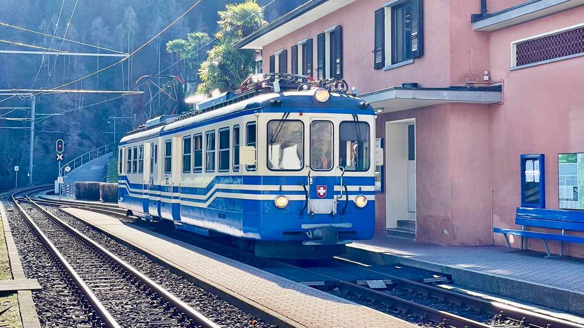 AndreasWiede's tweet photo. Going through the pictures taken earlier this week along the #Centovalli🇨🇭line between #Intragna and #Locarno: a lovely little railway with an impressive variety of trainsets operating in a beautiful area. @infofartsa https://t.co/vtomqo2f62