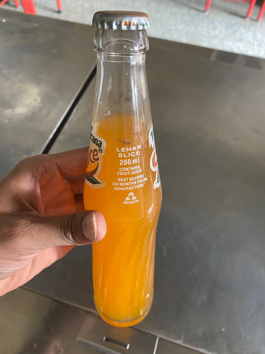 dhruv8790's tweet photo. Found insect in Slice at a restaurant in Belgaum. No response received from @PepsiCo after complaining to customer care. 

@fssaiindia @PepsiCoIndia @ramalytics @ConsumerReports @DHFWKA @MoHFW_INDIA https://t.co/iUYYvQNlRz
