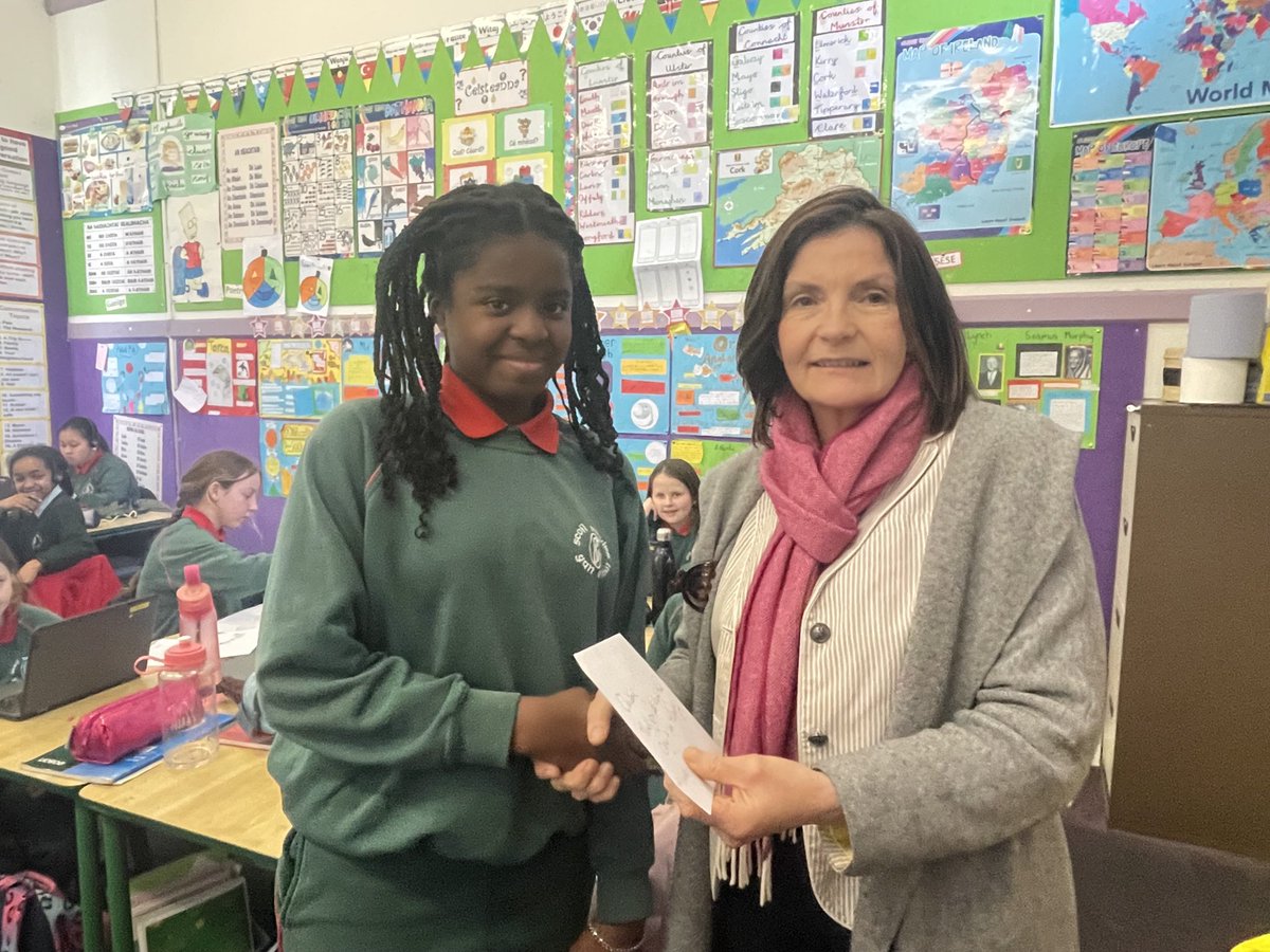 MsSparling4th's tweet photo. Thanks to Ms.Houlihan for presenting a very special prize to one our kindest and most supportive pupils.. 💕👏👏👏 #fifthclass @GlasheenGNS https://t.co/2l5rhoZX2H