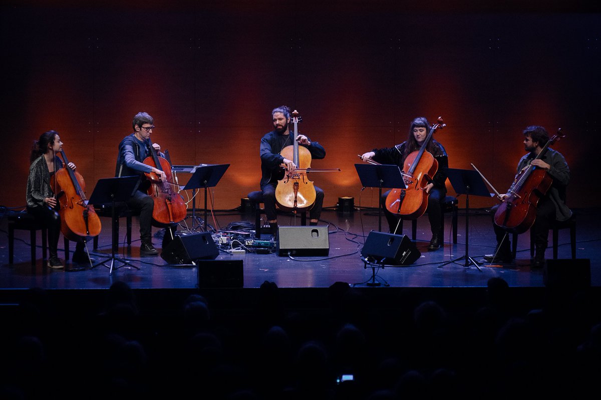 #FolleJournée jour 3 #Nantes, Cité des congrès,  Paul Colomb et son ensemble violoncelles et électronique "La note bleue" par le photographe Simon Torlotin @storlotin pour <a href="/presseocean/">Presse Océan</a> @fjdenantes