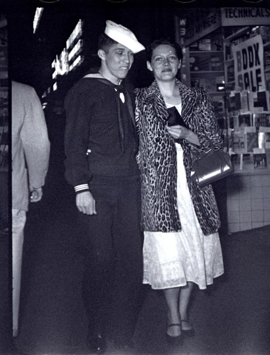 DavidGallagher's tweet image. Street Photos, Joseph Selle, Fox Movie Flash
From the 1930s to the 70s Selle was a fixture around Market Street, Union Square &amp;amp; the Cliff House taking candid pictures of tourists, shoppers, and movie goers. Over 1,000,000 frames still exist. #sfhistory andreweskind.com