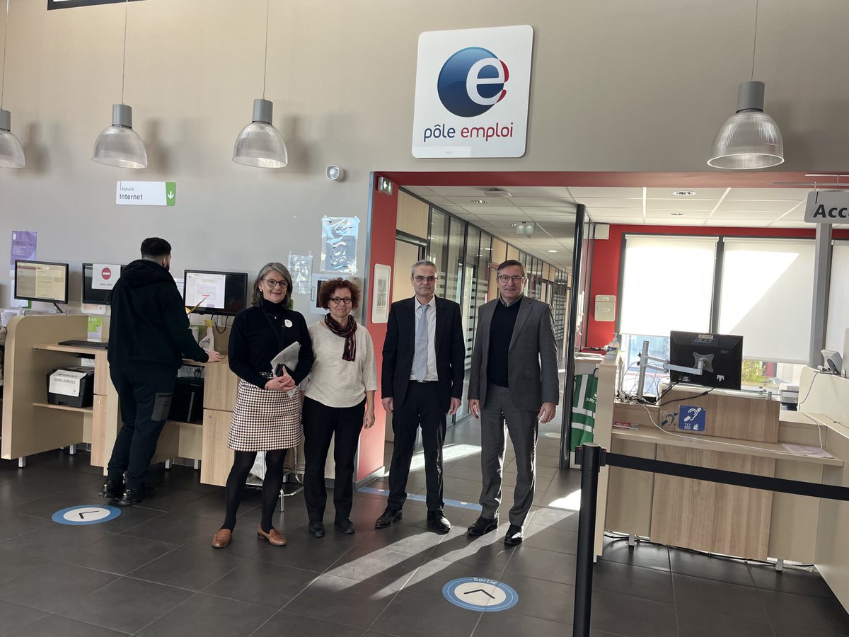 FrancoisJurquet's tweet photo. 📌Visite ce matin de l’agence #poleemploi #Castelginest par ⁦Monsieur le Député du Territoire @jfportarrieu▶️Une rencontre riche en échanges avec les Conseillers &amp; les Managers sur l'évolution de l'offre de service de Pole Emploi et les nouveaux projets mis en place en 2022-23🚀 https://t.co/gMiBmk9Nik