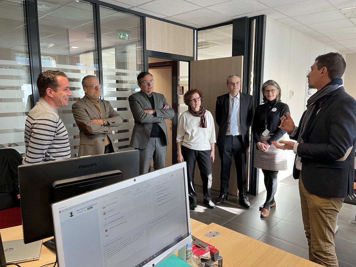 FrancoisJurquet's tweet photo. 📌Visite ce matin de l’agence #poleemploi #Castelginest par ⁦Monsieur le Député du Territoire @jfportarrieu▶️Une rencontre riche en échanges avec les Conseillers &amp; les Managers sur l'évolution de l'offre de service de Pole Emploi et les nouveaux projets mis en place en 2022-23🚀 https://t.co/gMiBmk9Nik