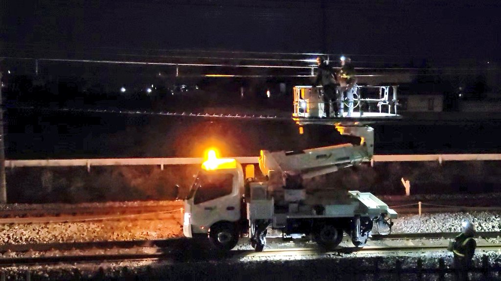 Commuting_rush's tweet image. 夜間作業お疲れ様です。
深夜0時45分頃ですが
高崎線の架線交換工事の様子が見れました。
あっという間の交換でリスペクトします。
#JR夜間工事
#高崎線