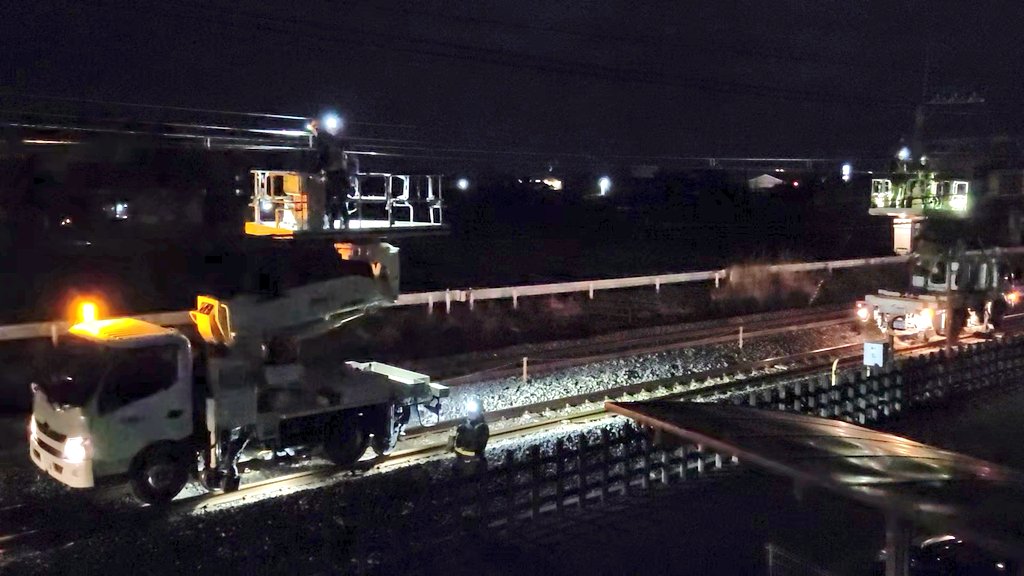 Commuting_rush's tweet image. 夜間作業お疲れ様です。
深夜0時45分頃ですが
高崎線の架線交換工事の様子が見れました。
あっという間の交換でリスペクトします。
#JR夜間工事
#高崎線