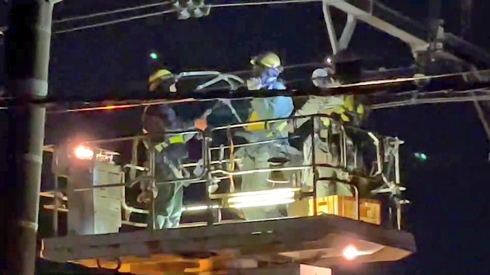 Commuting_rush's tweet image. 夜間作業お疲れ様です。
深夜0時45分頃ですが
高崎線の架線交換工事の様子が見れました。
あっという間の交換でリスペクトします。
#JR夜間工事
#高崎線