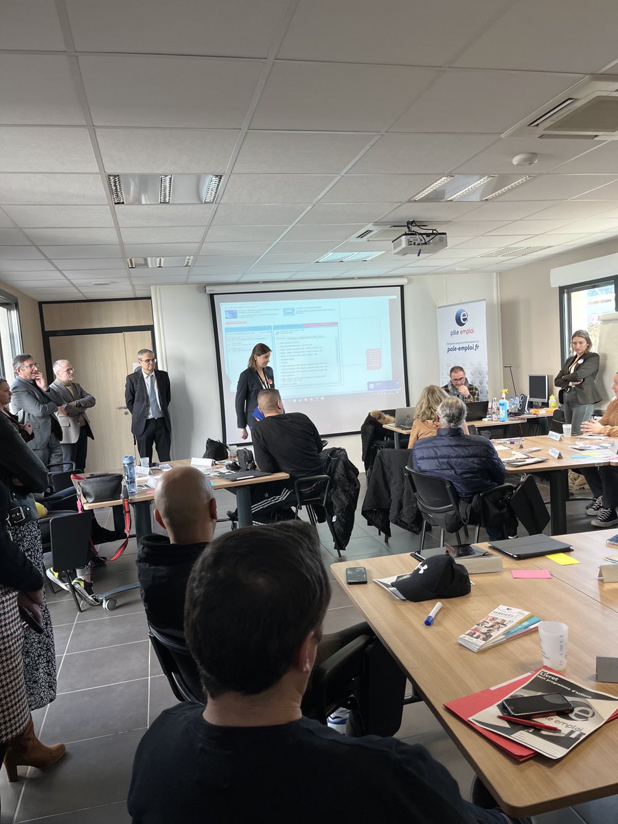 FrancoisJurquet's tweet photo. 📌Visite ce matin de l’agence #poleemploi #Castelginest par ⁦Monsieur le Député du Territoire @jfportarrieu▶️Une rencontre riche en échanges avec les Conseillers &amp; les Managers sur l'évolution de l'offre de service de Pole Emploi et les nouveaux projets mis en place en 2022-23🚀 https://t.co/gMiBmk9Nik