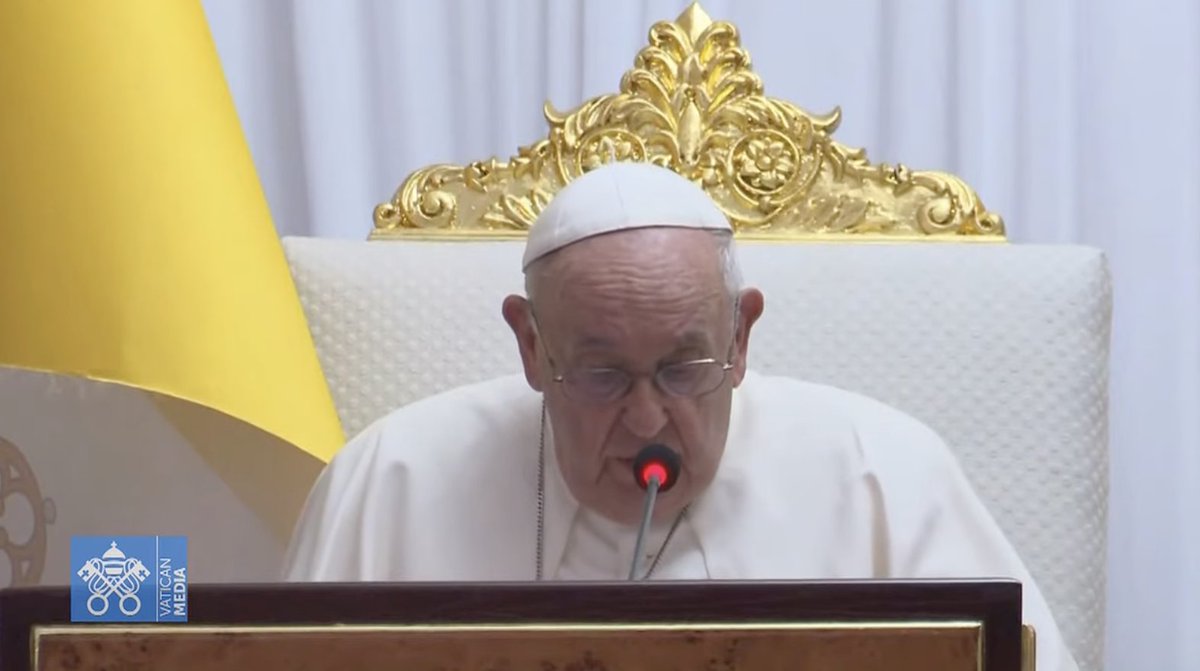 RadioPacisnews's tweet photo. "No more bloodshed, no more conflicts, no more violence and mutual recriminations about who is responsible for it," #PopeFrancis tells political leaders of South Sudan. https://t.co/py2b9xC0W3