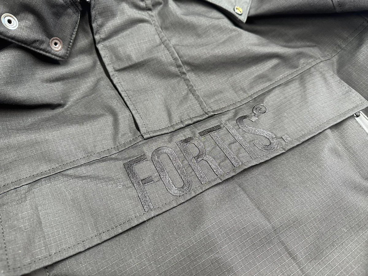 A customer ordered one of our Recon Smocks with tonal embroidery! Doesn't it look awesome?! #reconsmock #fortisclothing #waterproofclothing #smocks #outdoorclothing #bestofbritish #embroidery #branding #ripstop #britishfactory #customerorders #madeotorder #manufacturing