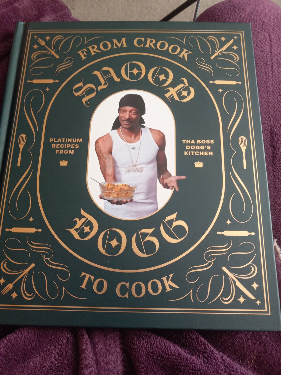 ReedBustersnake's tweet photo. I knew @SnoopDogg was usually baked but forgot he knew how to cook. 1st book I've bout in like a decade... https://t.co/DaEQkIeHEs