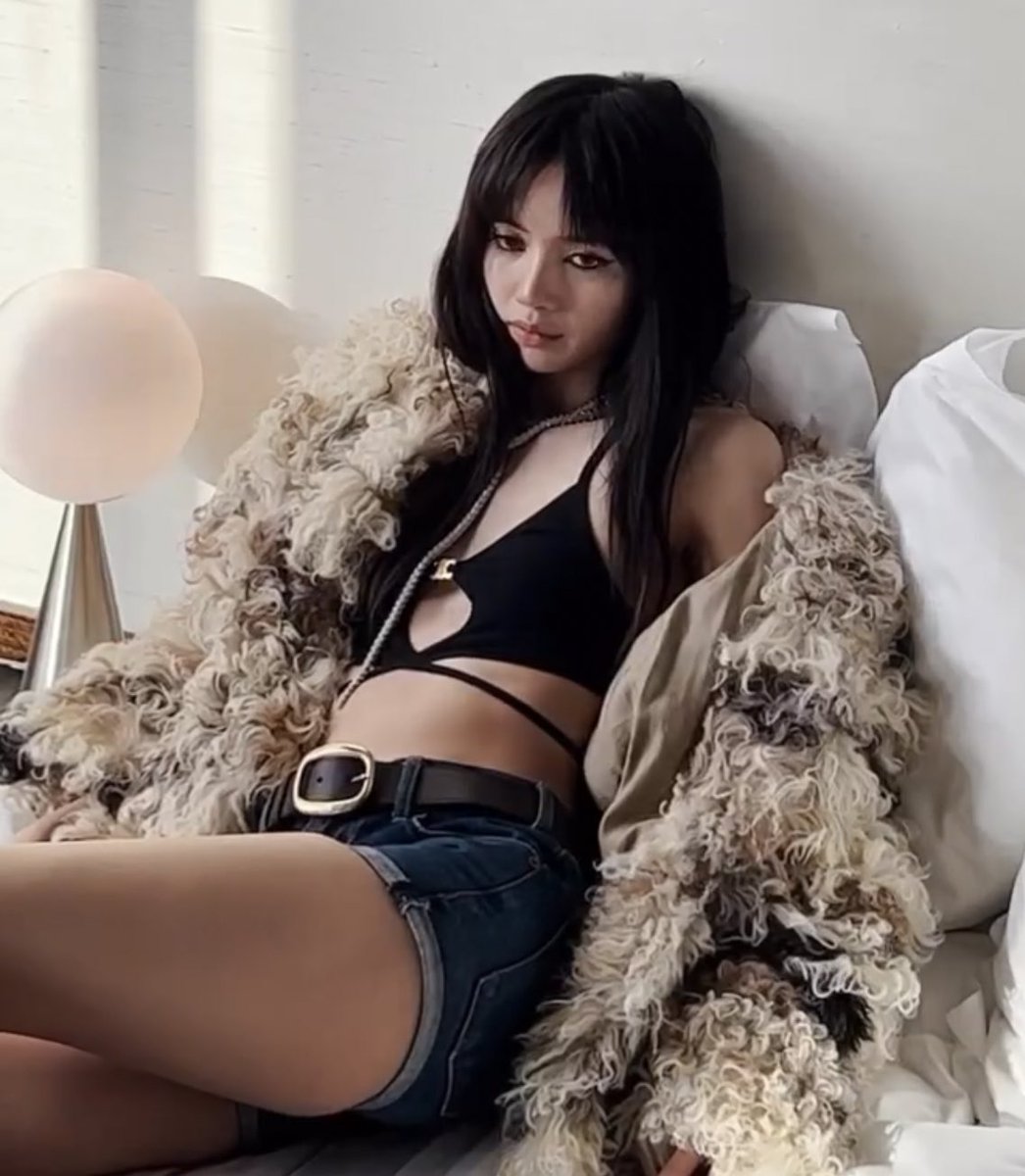 vousjay's tweet photo. ลิซ่าโคตรรรตัวแม่ มาในลุคพี่สาวแส้บบบมากกกก🥵🥵🥵🥵🥵 https://t.co/91H67pRJ54