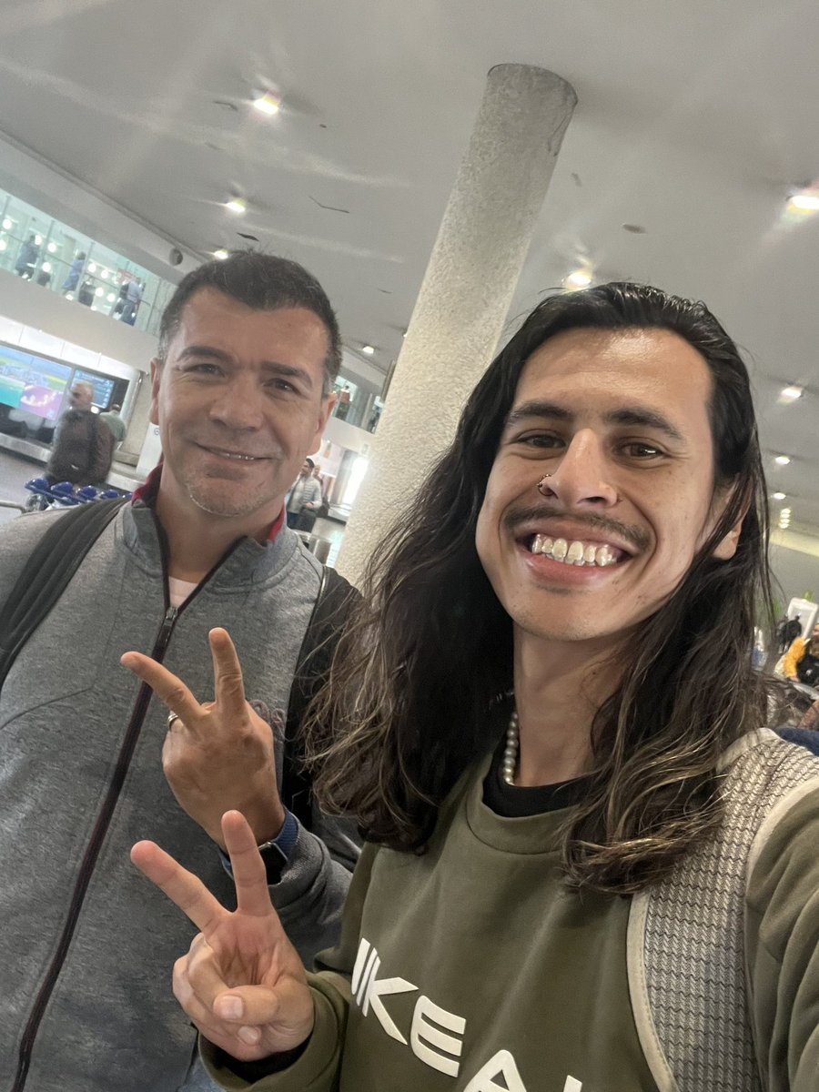 EL FLACO DE ORO (@navarroalexalex) on Twitter photo No puedo creer que tengo una foto con mi ídolo <a href="/borgetti58/">Jared Borgetti</a>
MÁXIMO RESPETO AL ZORRO DEL DESIERTO 🫡 No puedo creer que tengo una foto con mi ídolo <a href="/borgetti58/">Jared Borgetti</a>
MÁXIMO RESPETO AL ZORRO DEL DESIERTO 🫡
