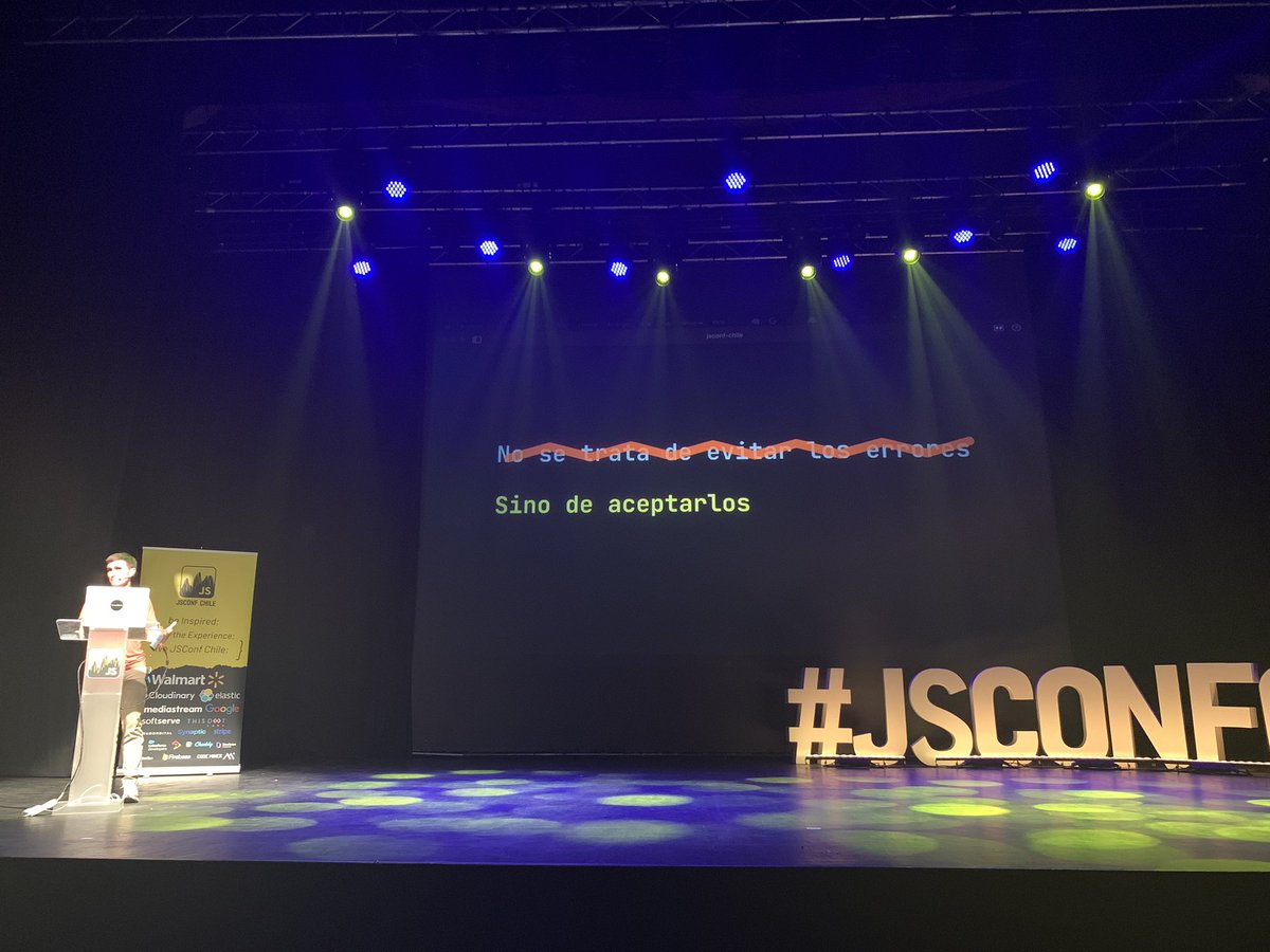 “No se trata de evitar los errores, sino de aceptarlos.” Rodearnos de una cultura que valore los errores como aprendizaje es clave 👏🏻👏🏻 @_davideast @jsconfcl #failFast