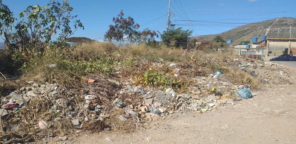AlexisFRamosP's tweet photo. #03Febr En la Comunidad Eligió Macia Mujica, en Barquisimeto, hay un vertedero de basura improvisado, que afecta a los residentes de dicho sector. En este sentido el gobierno municipal no actúa con las normas sanitarias, afectando los DD.HH del ciudadano Barquisimetano. https://t.co/nO99TFE7mC