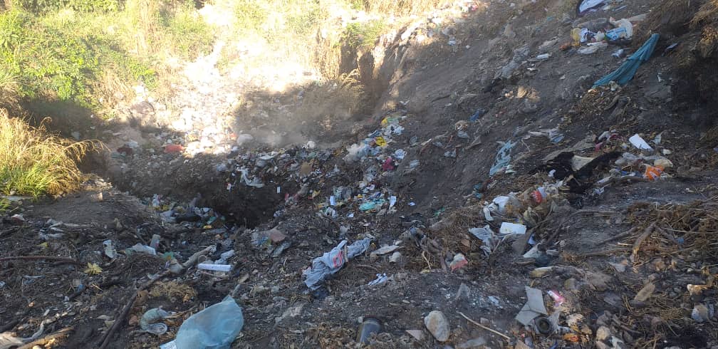 AlexisFRamosP's tweet photo. #03Febr En la Comunidad Eligió Macia Mujica, en Barquisimeto, hay un vertedero de basura improvisado, que afecta a los residentes de dicho sector. En este sentido el gobierno municipal no actúa con las normas sanitarias, afectando los DD.HH del ciudadano Barquisimetano. https://t.co/nO99TFE7mC