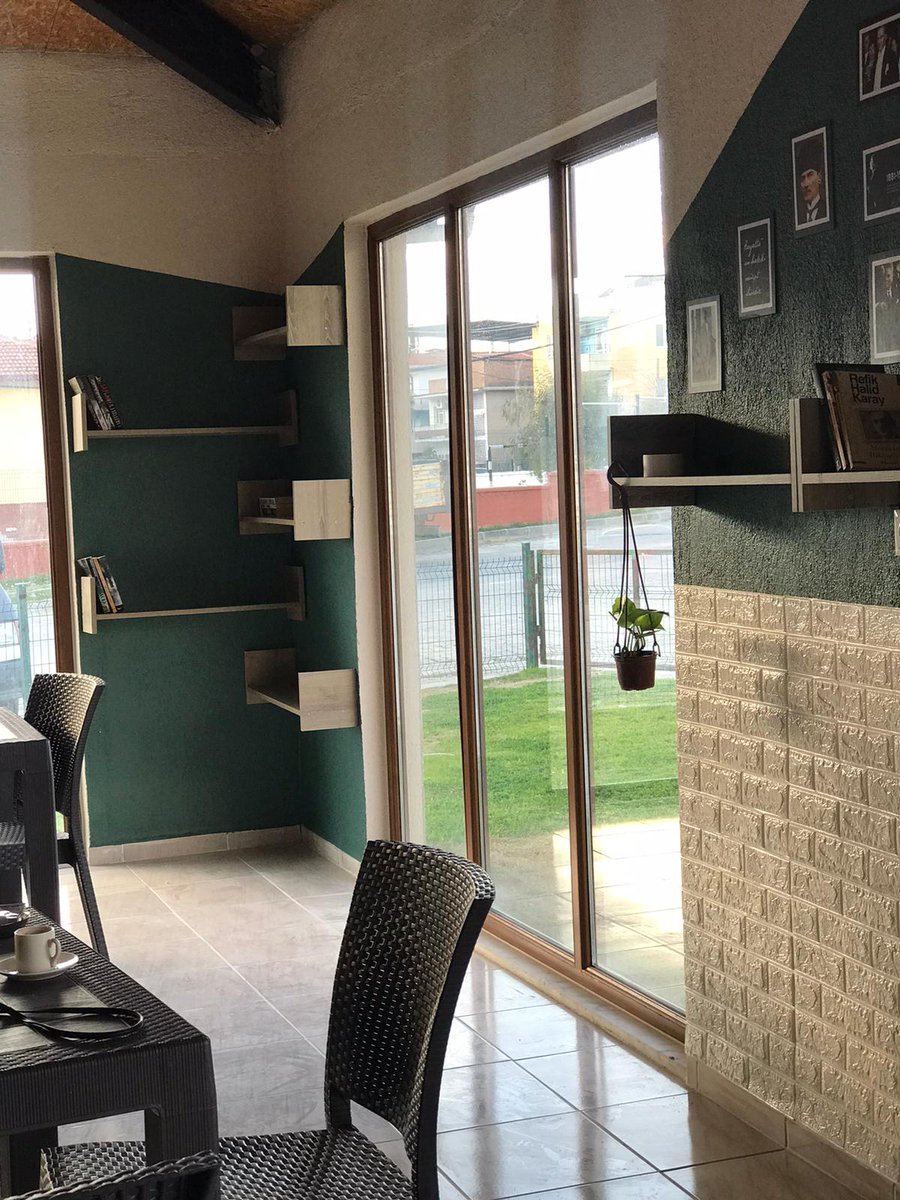 BelediyeCine's tweet image. Başkanımız Enver Salih Dinçer, ilçede bir ilki gerçekleştirerek, Çineli çocuklarımız, öğrencilerimiz ve gençlerimizin ders çalışıp kitap okuyabileceği Eğitim Atölyesi’ni hayata geçirdi.