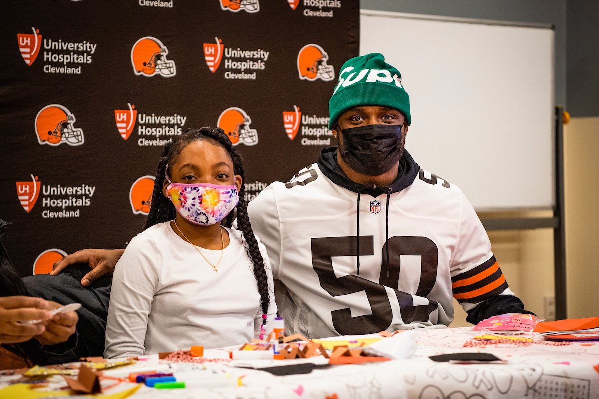 BrownsGiveBack (@brownsgiveback) on Twitter photo To celebrate the extension of our partnership with <a href="/UHhospitals/">University Hospitals</a>, <a href="/jacobphillips_1/">JP</a> spent time with patients at <a href="/UHRainbowBabies/">UH Rainbow Babies</a> ๐
Coaches and trainers from <a href="/JohnHayFootball/">John Hay Football</a> and James Ford Rhodes were there in honor of the support received through the athletic trainer initiative. To celebrate the extension of our partnership with <a href="/UHhospitals/">University Hospitals</a>, <a href="/jacobphillips_1/">JP</a> spent time with patients at <a href="/UHRainbowBabies/">UH Rainbow Babies</a> ๐
Coaches and trainers from <a href="/JohnHayFootball/">John Hay Football</a> and James Ford Rhodes were there in honor of the support received through the athletic trainer initiative.