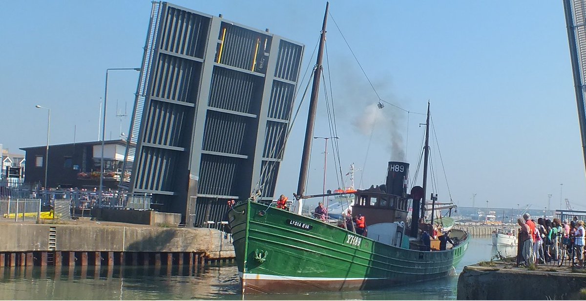 seuneke's tweet photo. The steam drifter entering Lowestoft. Not sure when. #shipping #lydiaeva #steamboats #fishingboats #maritime https://t.co/GcykulZBgG