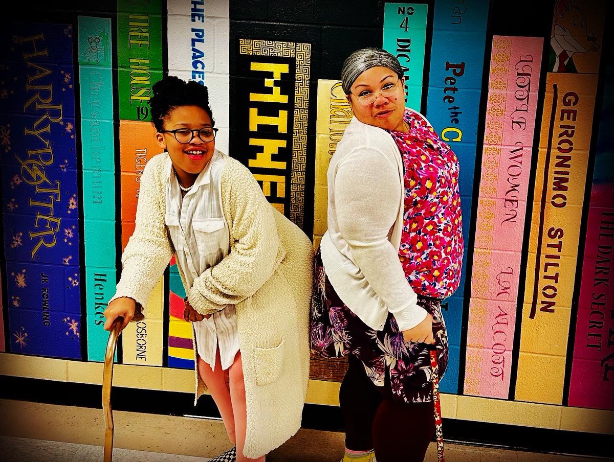 iamCrystalKing's tweet photo. Ms. Betsy Mae Pearl and sister Annie Mae Pearl made an appearance this morning! 👵🏼 #100thDayofSchool https://t.co/hrGIeYYn8u