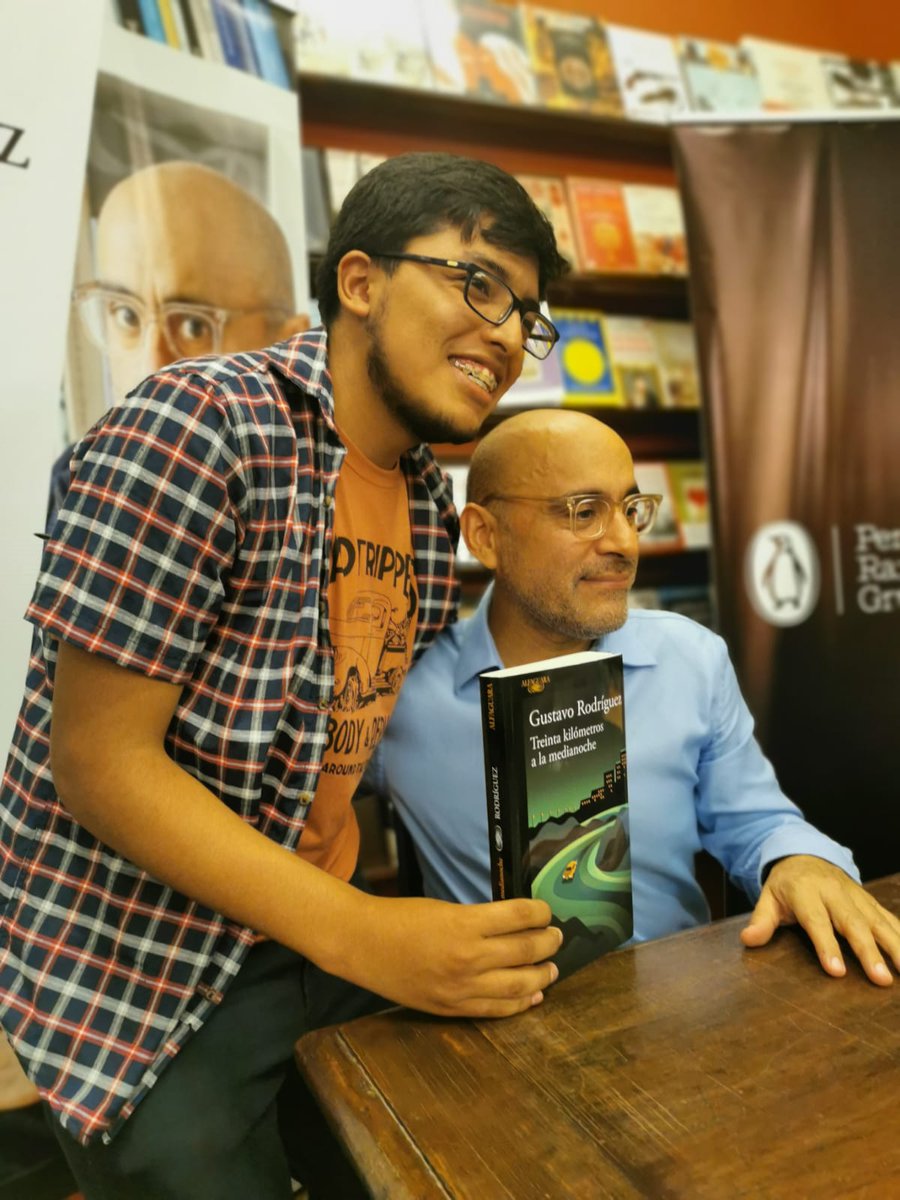 📸Así celebramos junto a <a href="/GustavoEscribe/">Gustavo Rodriguez</a> su obtención del #PremioAlfaguara2023 por su novela Cien cuyes.

📲Puedes volver a ver la charla entre Gustavo Rodríguez y nuestro Director Editorial Johann Page en nuestro canal de Youtube 👉
youtube.com/watch?v=ldY1a5…