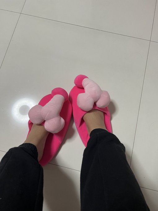 Ce faci daca vii la mine si vezi ca toti papucii mei de casa au puli pe ei? https://t.co/5Cbe3Js4YQ