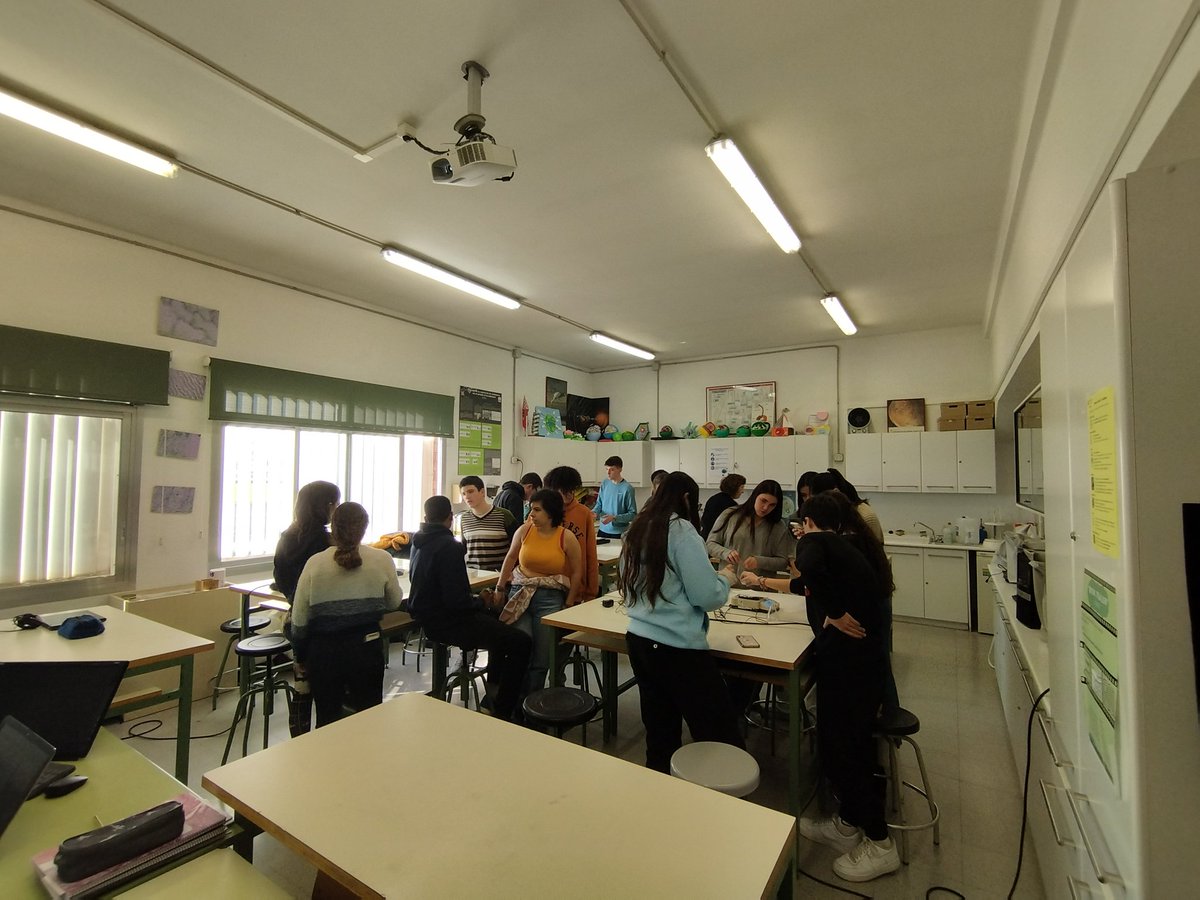 Ha sigut fantàstic donar una xarrada a l'institut <a href="/Guindavols/">Institut Guindavols</a> sobre la ciència que faig al <a href="/BSC_CNS/">BSC-CNS</a>. Pràctica de laboratori inclosa!
Per a que la ciència siga valorada, cal acostar-la a la societat i especialment als més joves.
Una experiència recomanable, s'apren moltíssim !