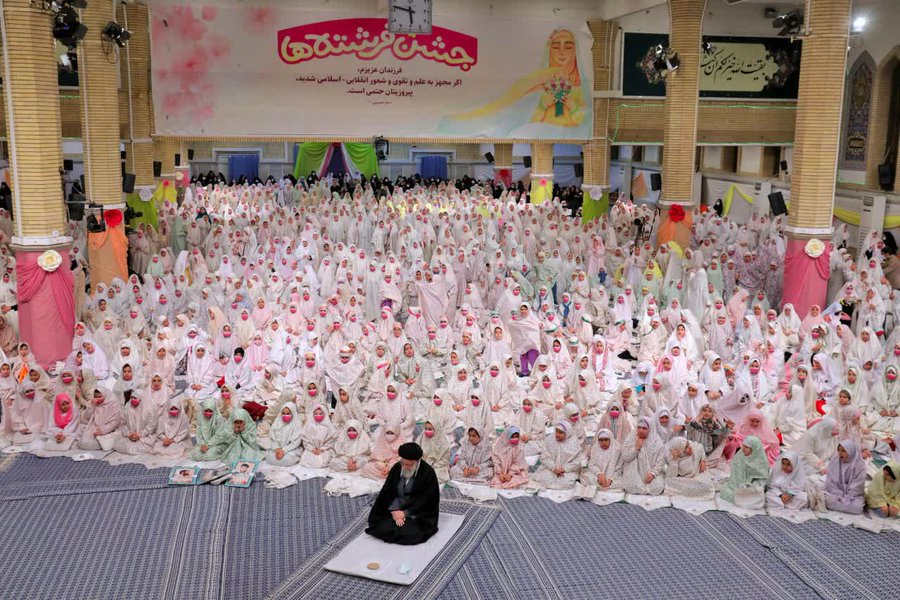 faghatbebin's tweet photo. Some young girls celebrated their first prayed with the Iran's leader today. Their friendly discussion has taken so many attention. https://t.co/VhXFqJOAE3