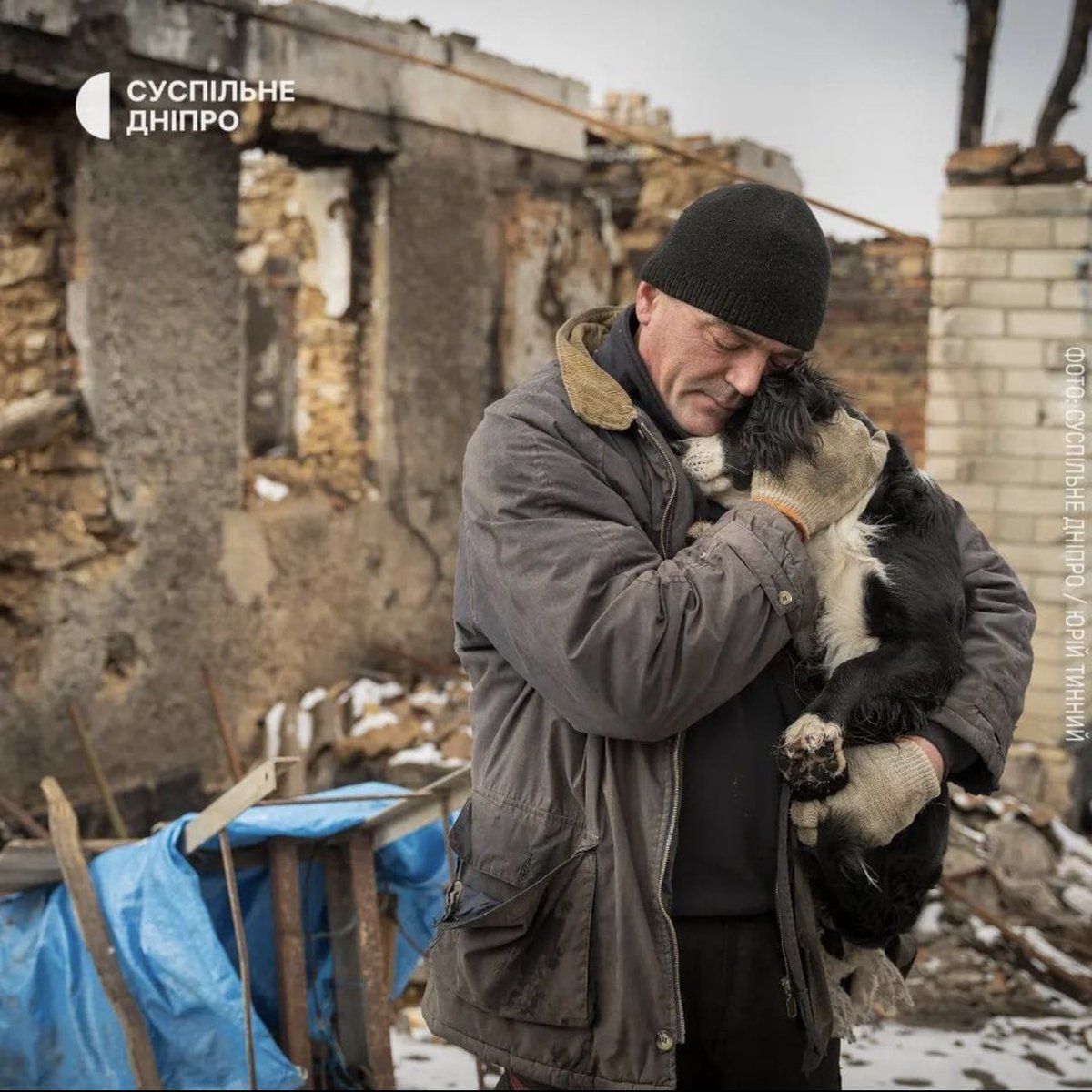 vic_010100's tweet image. Oleksandr wurde mit seinen Tieren wiedervereinigt 😞
Nur eine Familie blieb in Bilohirka #Cherson 🇺🇦
Die Russen machten im Dorf alles dem Erdboden gleich.🥲
#helpukraineNow
#RussiaisATerroistState 😡