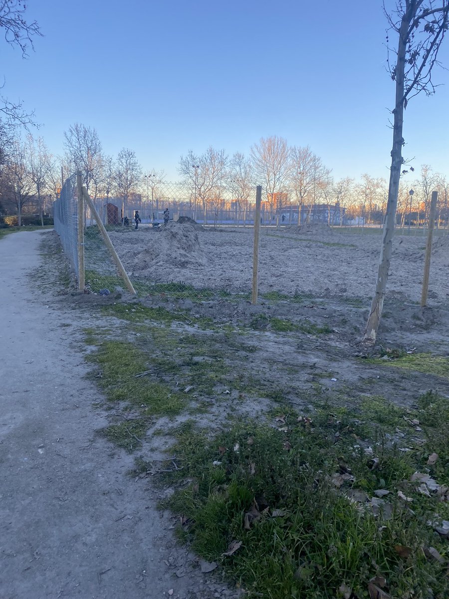 Turriturri135's tweet photo. @JMDCarabanchel  @AlvaroGLopez ¿como es posible que el huerto urbano de nuestros compañeros del parque de las cruces (Distrito Latina) este ya operativo y el de la calle parque eugenia de montijo lleve parado mas de 6 meses? https://t.co/K7DGdwpl5z