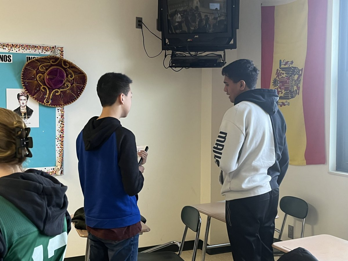 Estudiantes de español 3 started the morning chatting about where they went this week using the past tense! They rocked it! #happyfriday #proudprofe #nailedit <a href="/DartmouthHS/">DartmouthHS</a>
