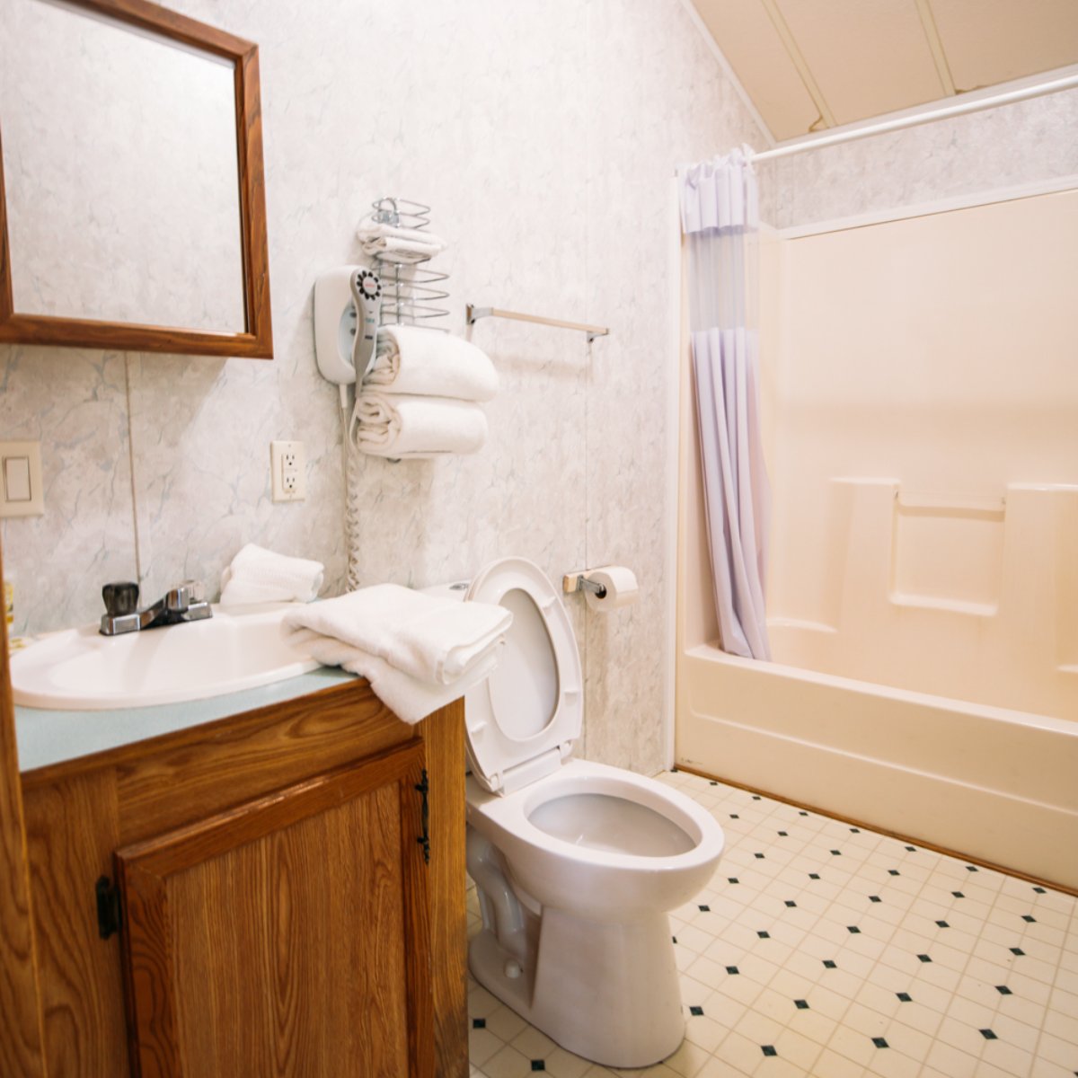 Spotless rooms, beautiful views, and plenty of space for your whole family! Bird's Nest Resort has all the ingredients for the perfect vacation.