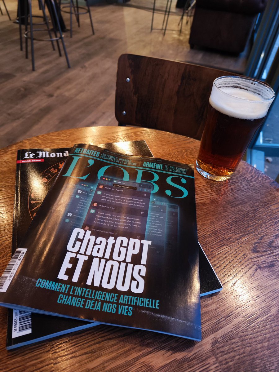 SMaisonnave's tweet photo. #VendrediLecture Activité post-boulot du vendredi soir pour commencer le week-end en compagnie de @lemondefr et @lobs sur fond musical folk et dans une ambiance polyglotte 😊 https://t.co/j7ikqJr4qq