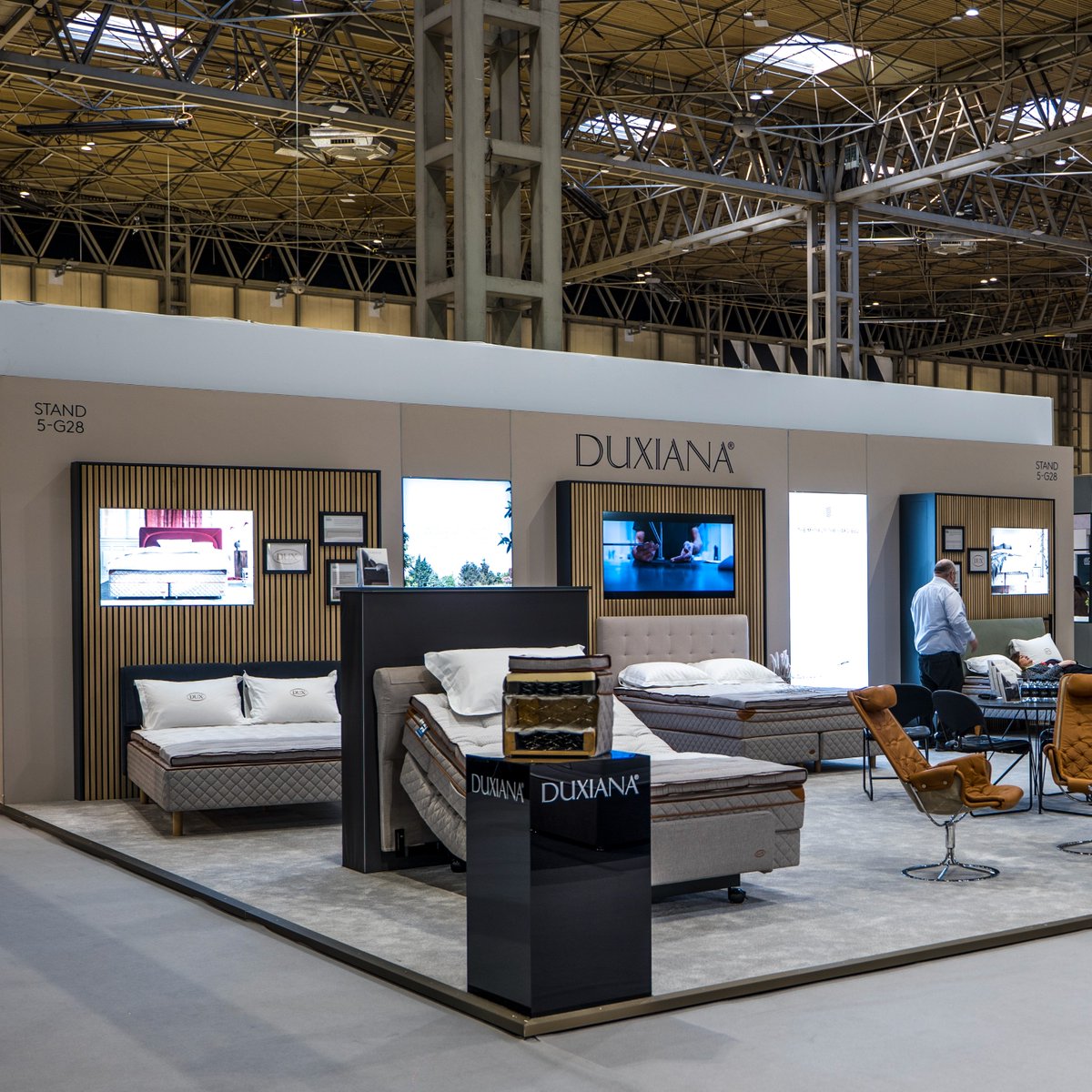 PumpkinPrint's tweet photo. Last week we supplied a series of self adhesive vinyl decals and poster prints for the @DuxBedsUK stand at the January Furniture Show at @thenec Furniture Shows.

Fitted by the client themselves, we think they finish the stand off really nicely.

#decals #graphics #exhibitions https://t.co/rpHNonkEHh
