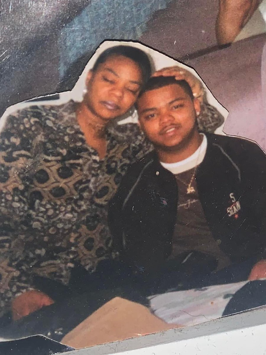 Mister8984's tweet photo. Happy bday momma! #riphaze https://t.co/Bsa0ssUvOi